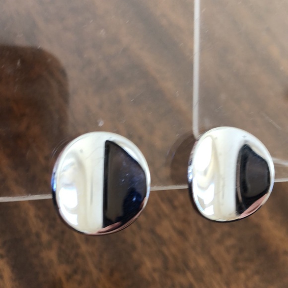 Vintage Avon curved disc pierced earrings silver tone - Picture 5 of 16